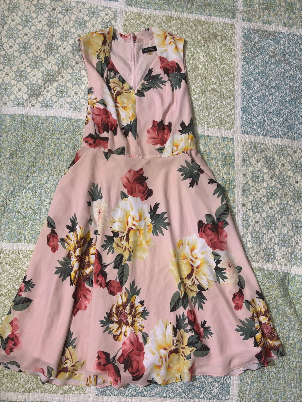 Sleeveless Pale Pink Floral Midi Dress with V-Neck